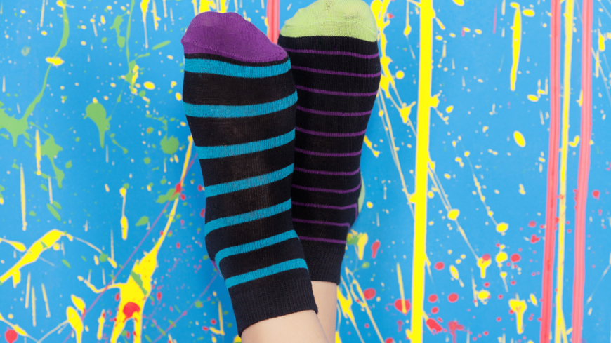 Att man rockar just sockar är för att kromosomer ser ut som små kryss precis som sockor som paras ihop med hälarna mot varandra.  Foto: Shutterstock